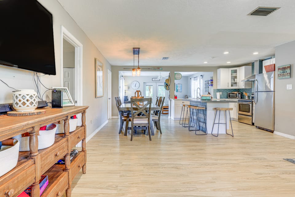 Private & Picturesque Escape on Lake Henry! House in Florida
