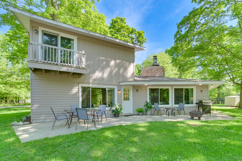 Family Retreat Near Beach on Lake Charlevoix House in Michigan