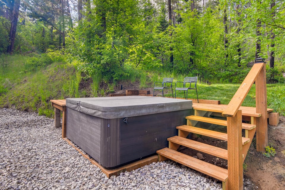 Rustic Escape w/ Deck, Hot Tub & Mountain Views House in Idaho