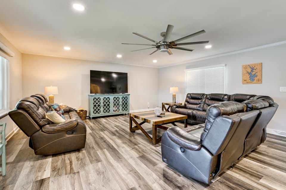 Private Beach, Dock & Pool! Lake Norman Family Gem House in Westport