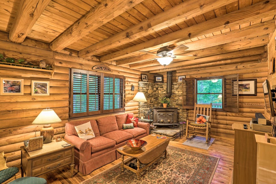 Explore the Land of Waterfalls! Brevard Log Cabin House in Tennessee