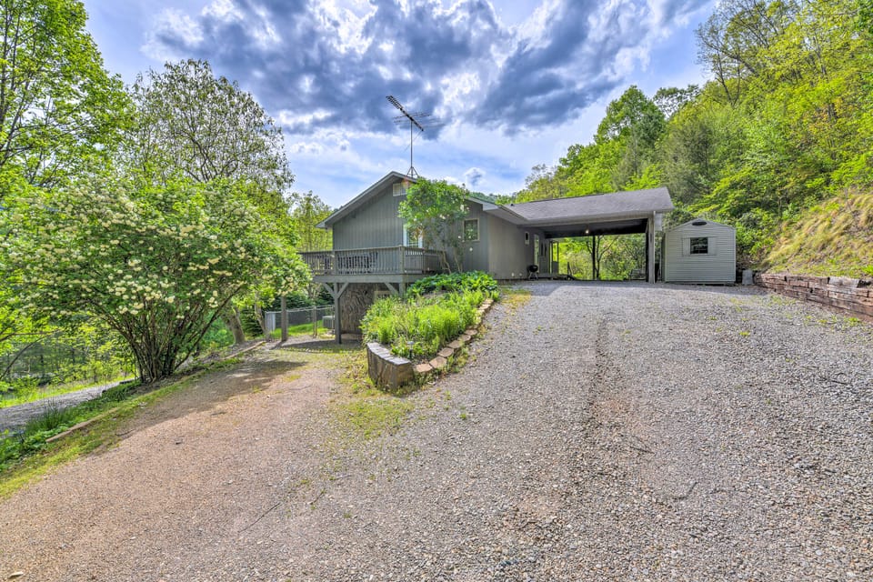Pet-Friendly Waynesville Home w/ Mountain Views! House in Tennessee