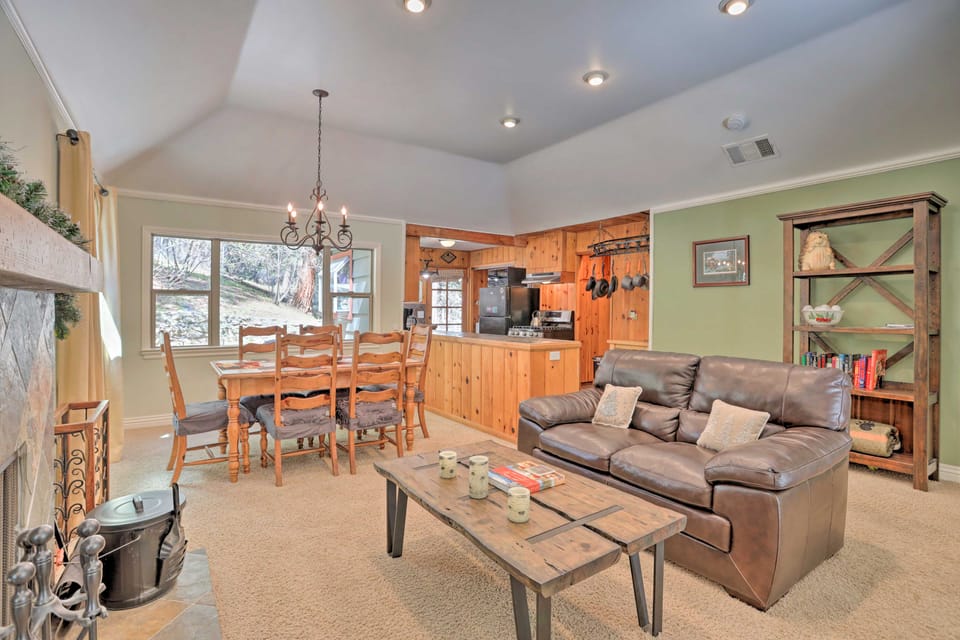 Cozy Skyforest Cabin ~ 1 Mi to Lake Arrowhead! House in Lake Arrowhead