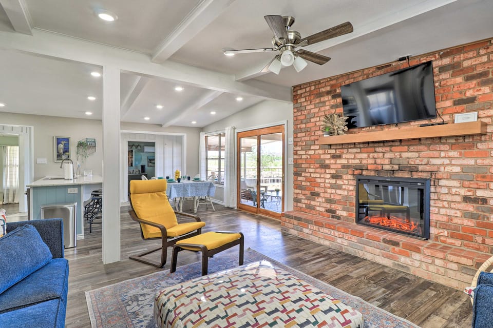 Private Dock - Waterfront Lake Brownwood Gem! Cottage in Texas