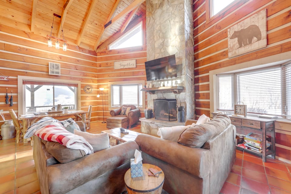 True Log Cabin w/ Game Room, Year-Round Views House in Tennessee