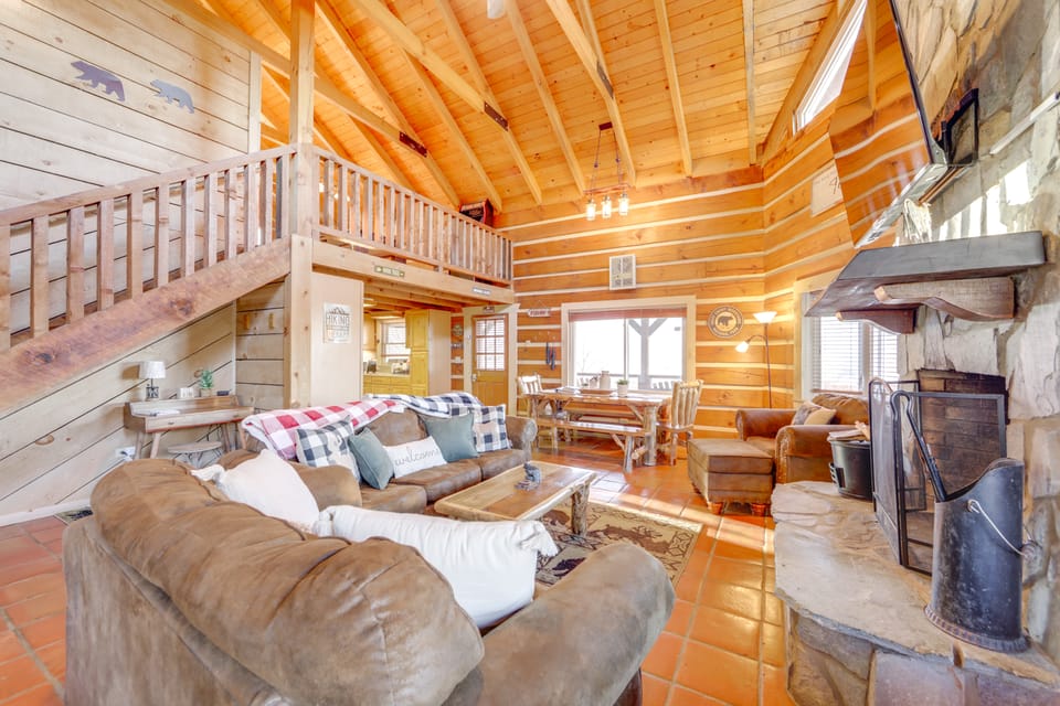 True Log Cabin w/ Game Room, Year-Round Views House in Tennessee