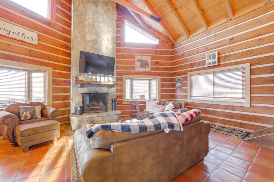 True Log Cabin w/ Game Room, Year-Round Views House in Tennessee