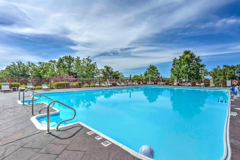 6 Mi to Branson Strip! Dog-Friendly Golf Condo Apartment in Ozark Mountains