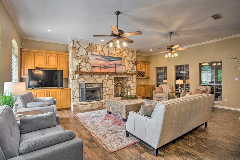 Happy Trails Hideout w/ New Bunk House &  Hot Tub! House in Texas