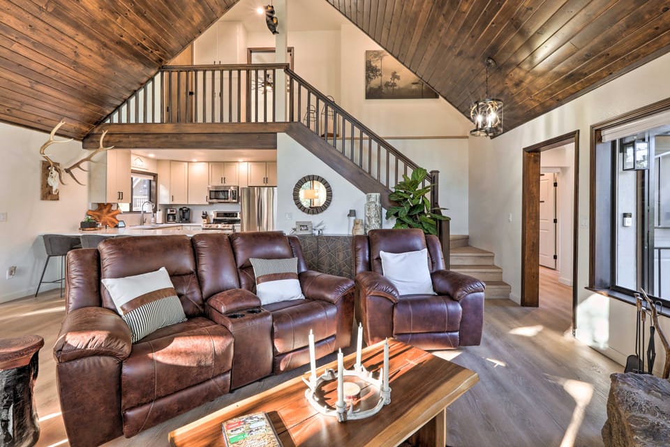 Wraparound Deck & Poker Room: Cabin in Munds Park House in Munds Park