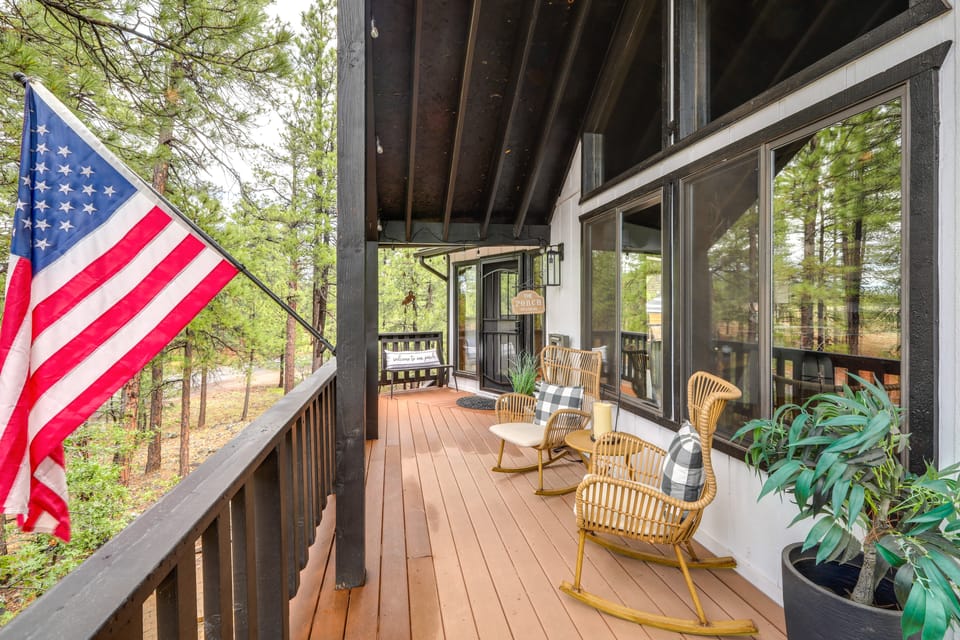Wraparound Deck & Poker Room: Cabin in Munds Park House in Munds Park