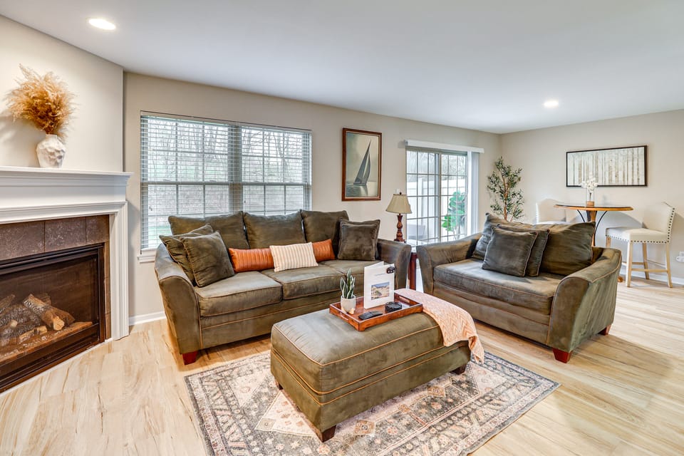 Family Getaway 16 Mi to Pittsburgh! Apartment in Monroeville