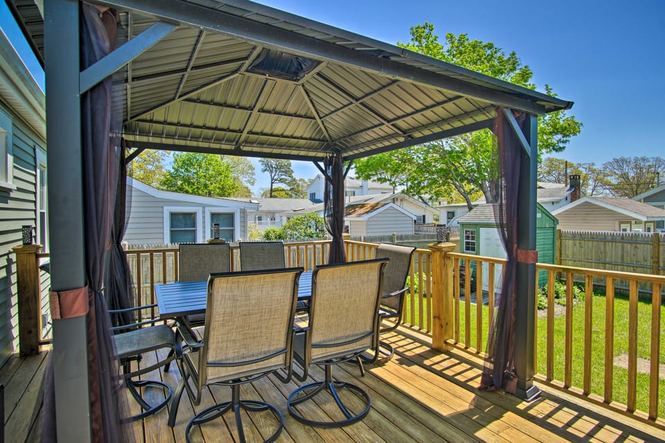 Walk to Swift's Beach! Classic Cottage w/ Deck Cottage in Marion