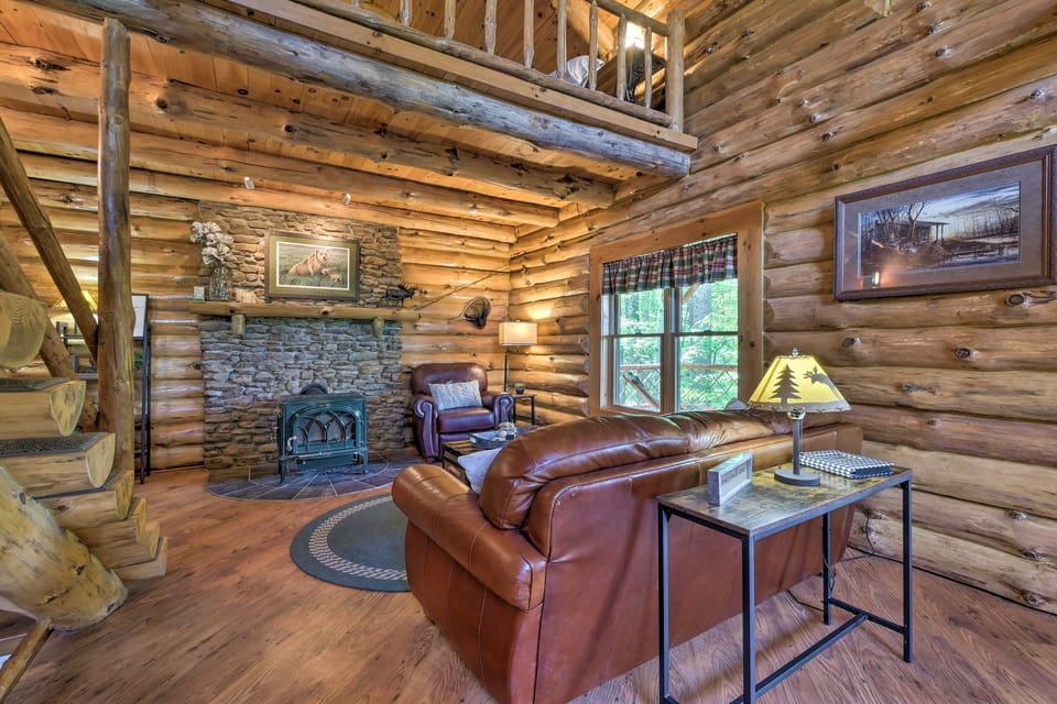 'The Red Pine Cabin' w/ Private Pond & Dock! House in Ohio