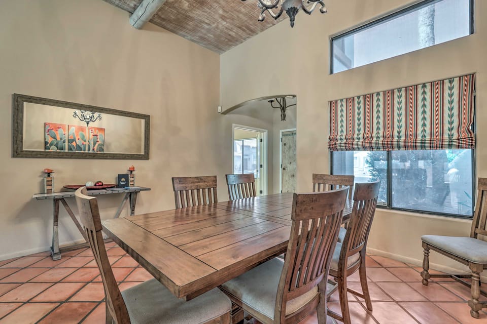6 Mi to Dtwn Mesa! Pueblo Poolside Retreat House in Dobson Ranch