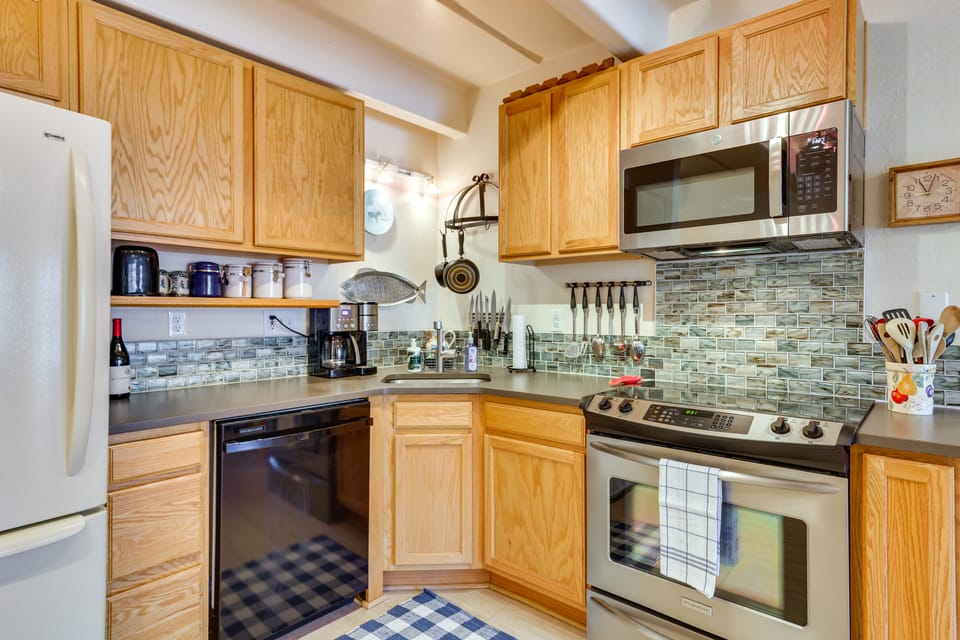 Mtn & Reservoir Views: Cozy Dillon Condo! Apartment in Dillon