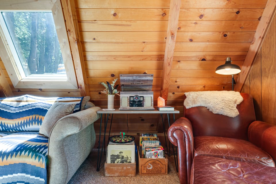 Decks, Grills + Fire Pit: Camp Connell Hideaway! House in Dorrington