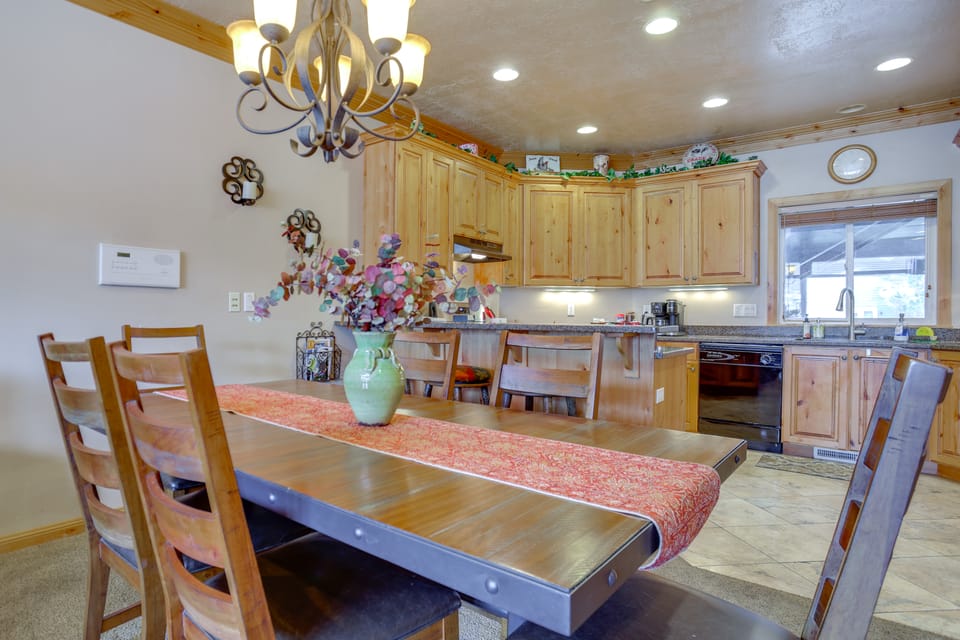 High-End Huntsville Condo w/ Private Hot Tub! Apartment in Utah