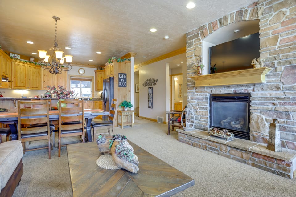 High-End Huntsville Condo w/ Private Hot Tub! Apartment in Utah