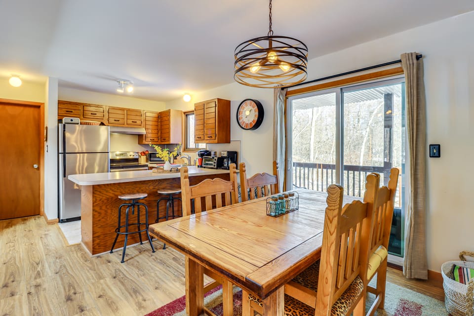 Private Spa, Fire Pit & Deck: Poconos Home! House in Pocono Mountains