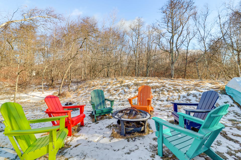 Private Spa, Fire Pit & Deck: Poconos Home! House in Pocono Mountains