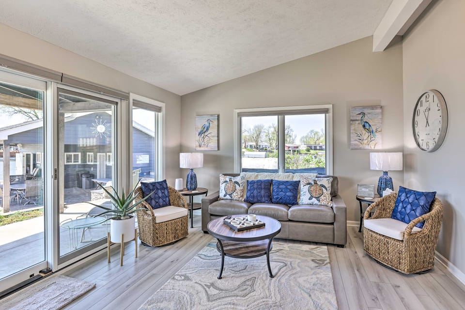 Lakefront Bellevue Home: Private Beach & Fire Pit! House in Iowa