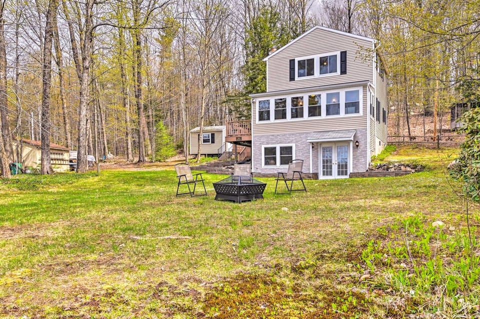 Lakefront Broadalbin Getaway w/ Deck + Kayaks House in Saratoga