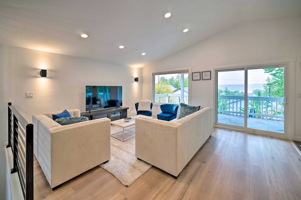 9 Mi to Dtwn Seattle! Family Home w/ Fire Pit House in Tukwila