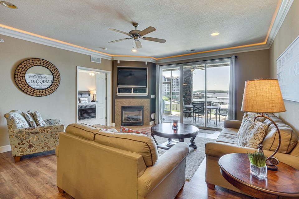 Lakefront Patio, Pool Access! Lands End Condo Apartment in Osage Beach