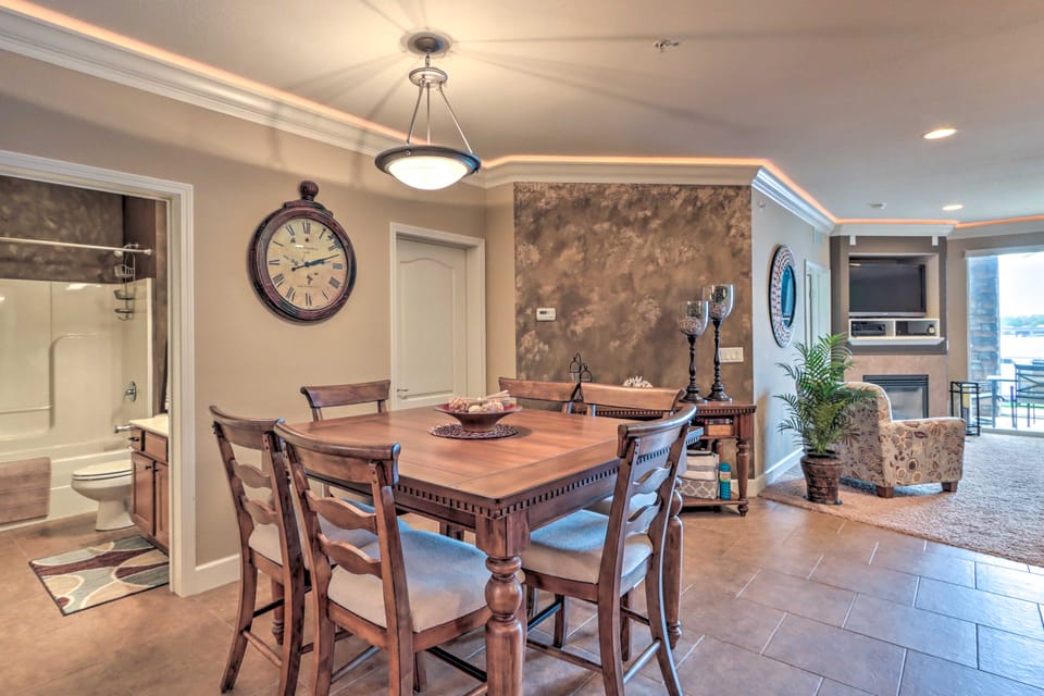 Lakefront Patio, Pool Access! Lands End Condo Apartment in Osage Beach