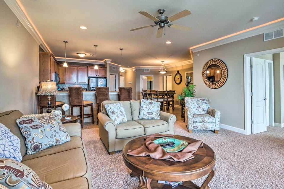 Lakefront Patio, Pool Access! Lands End Condo Apartment in Osage Beach