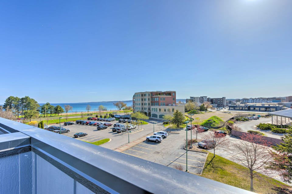 Traverse City Townhome: Walk to Beach! Apartment in Traverse City