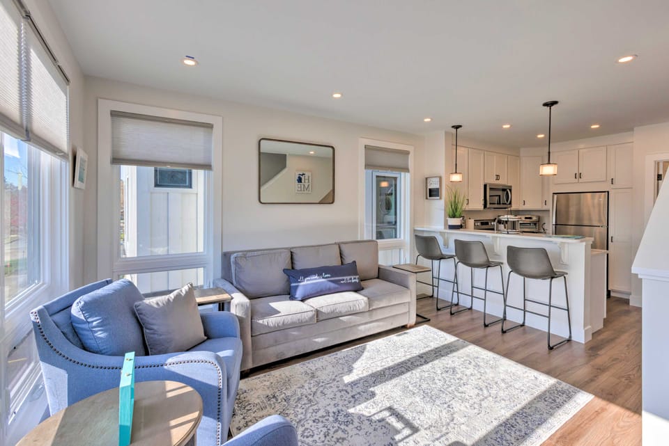 Traverse City Townhome: Walk to Beach! Apartment in Traverse City