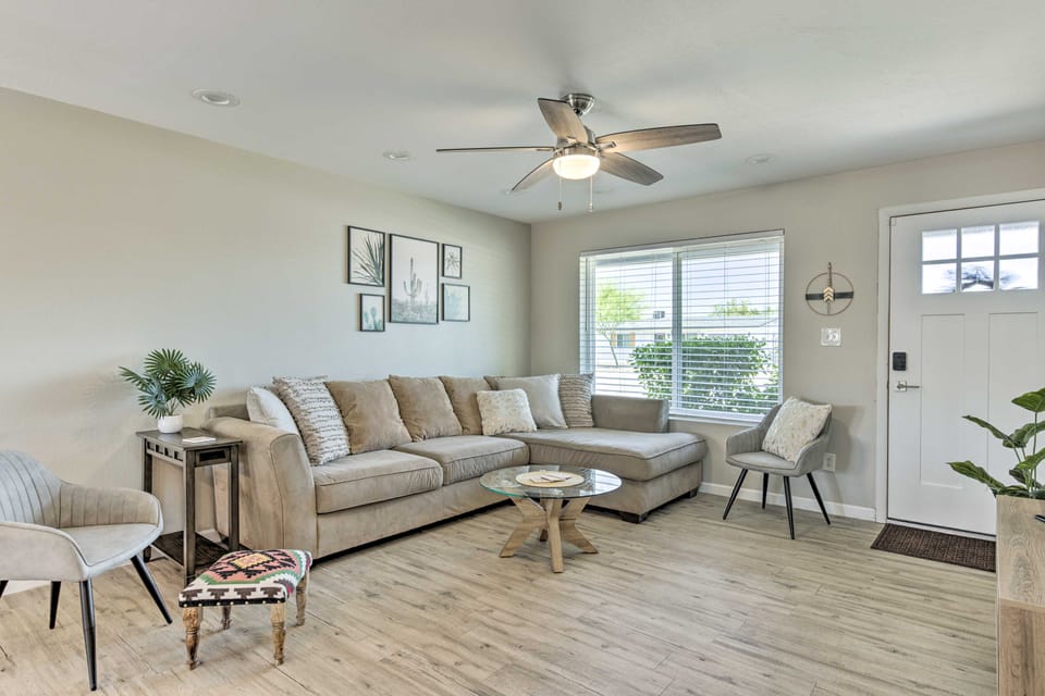 3 Mi to ASU! Snowbird Poolside Escape in Tempe House in Tempe
