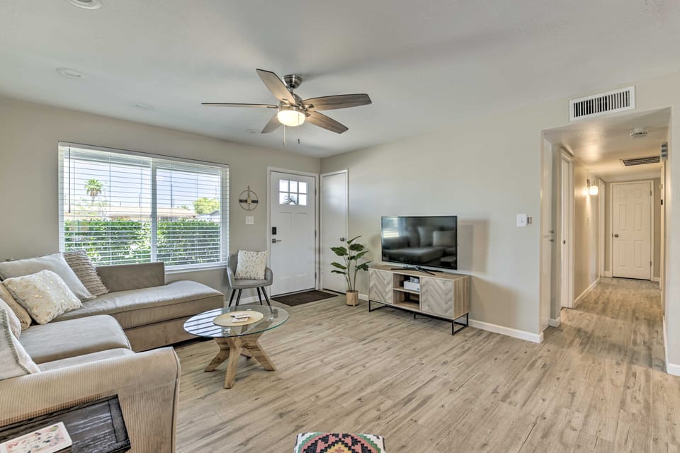 3 Mi to ASU! Snowbird Poolside Escape in Tempe House in Tempe