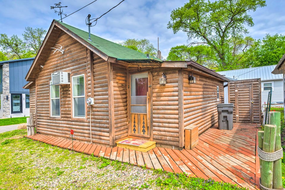 Historic Cabin Retreat: Steps to Okoboji Lake House in Arnolds Park