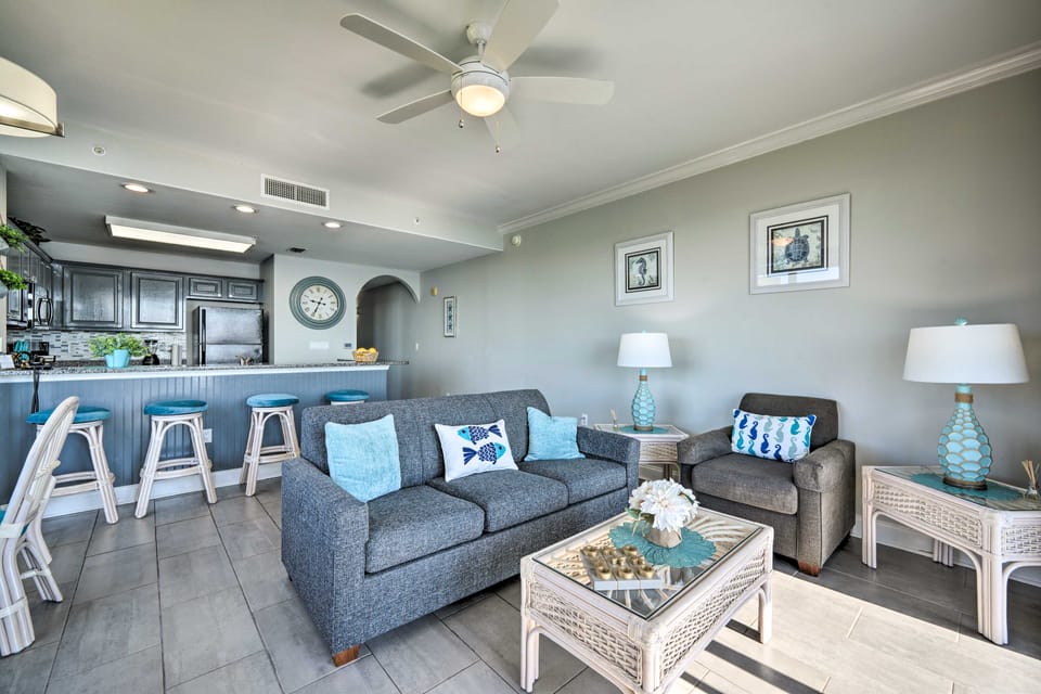 ~ 2 Mi to Disney & Universal: Orlando Resort Condo Apartment in Orlando