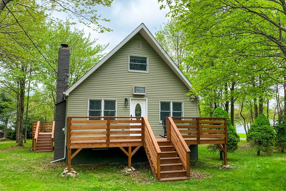 Near Lakes & Resorts: Pet-Friendly Long Pond Abode House in Pocono Mountains