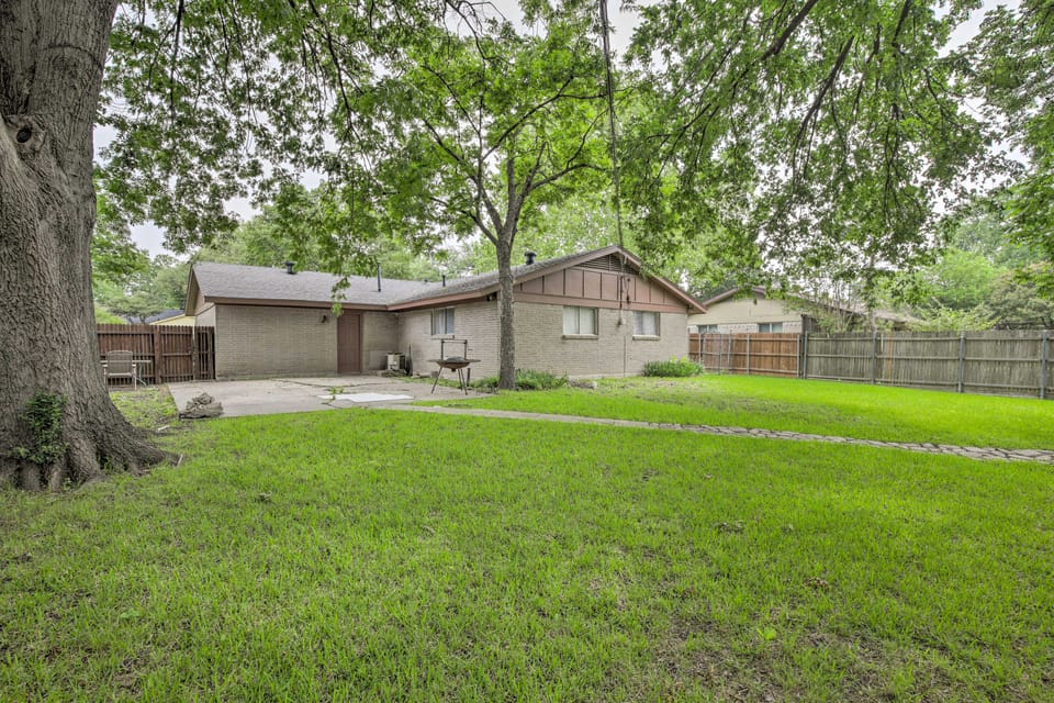 Home 1 Mi to University of Texas: Relax Fireside! House in Richardson