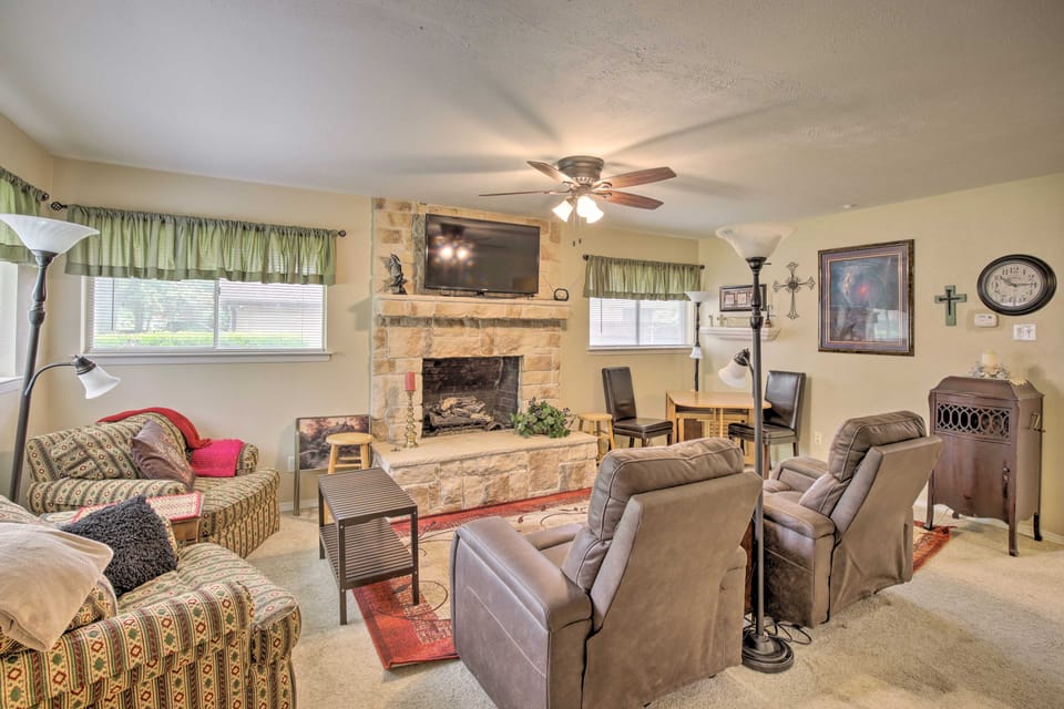 Home 1 Mi to University of Texas: Relax Fireside! House in Richardson