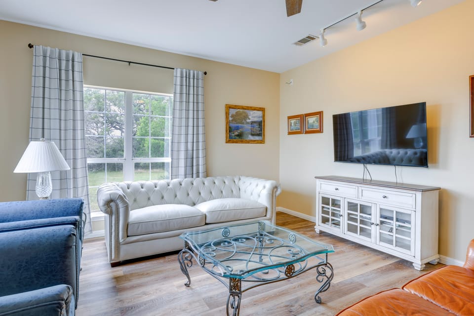 'Fox Ridge Farmhouse' - Hill Country Getaway! House in Rio Grande
