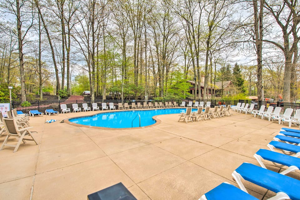 Community Perks & Deck: Lake Harmony Townhome! Apartment in Kidder Township