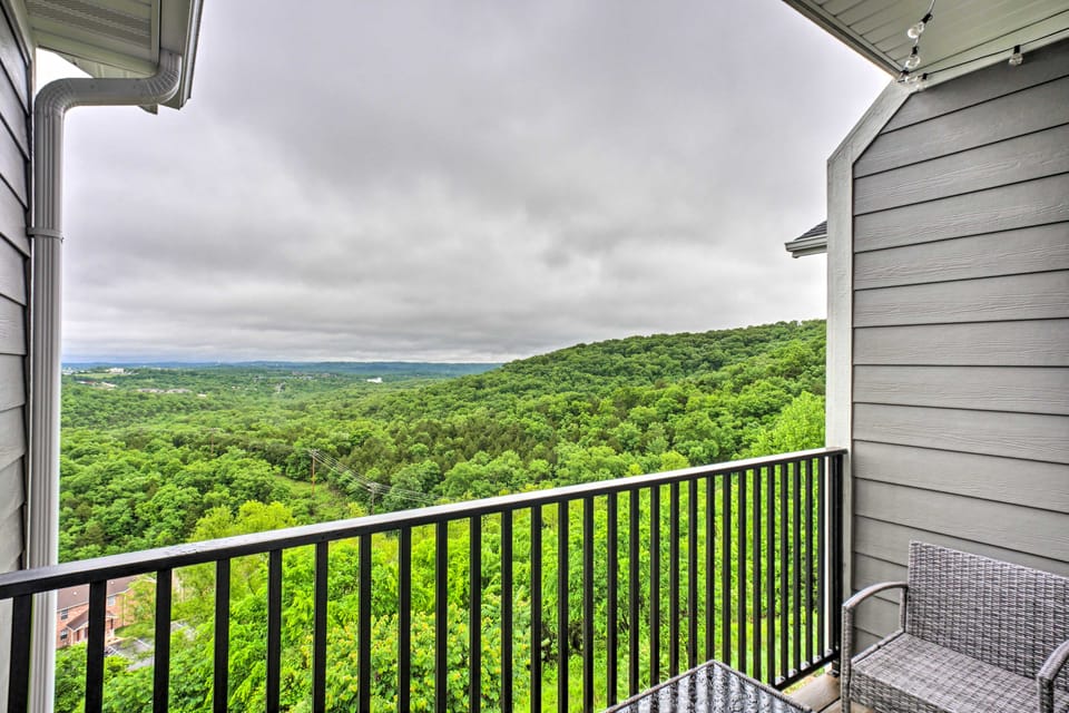 4 Mi to Silver Dollar City: Chic Branson Retreat! Apartment in Branson