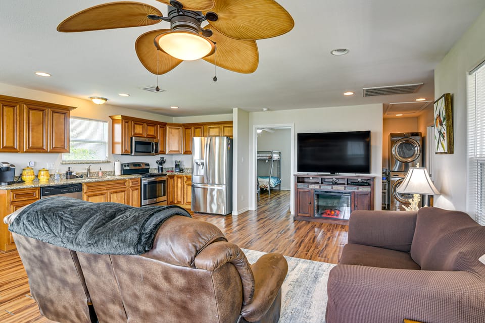 Walk to Crystal Beach - 'Just Lei'n Low' Retreat House in Bolivar Peninsula