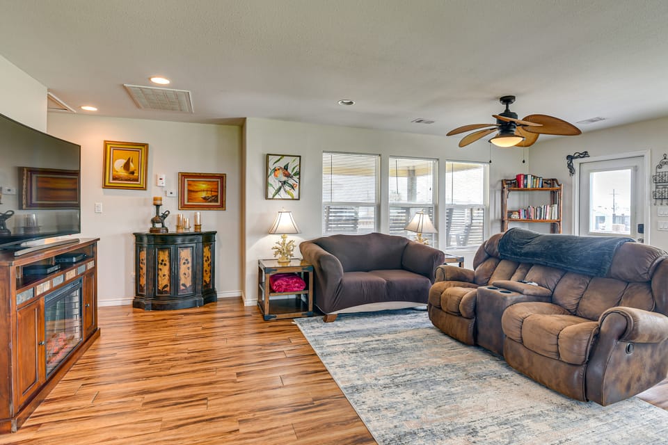 Walk to Crystal Beach - 'Just Lei'n Low' Retreat House in Bolivar Peninsula