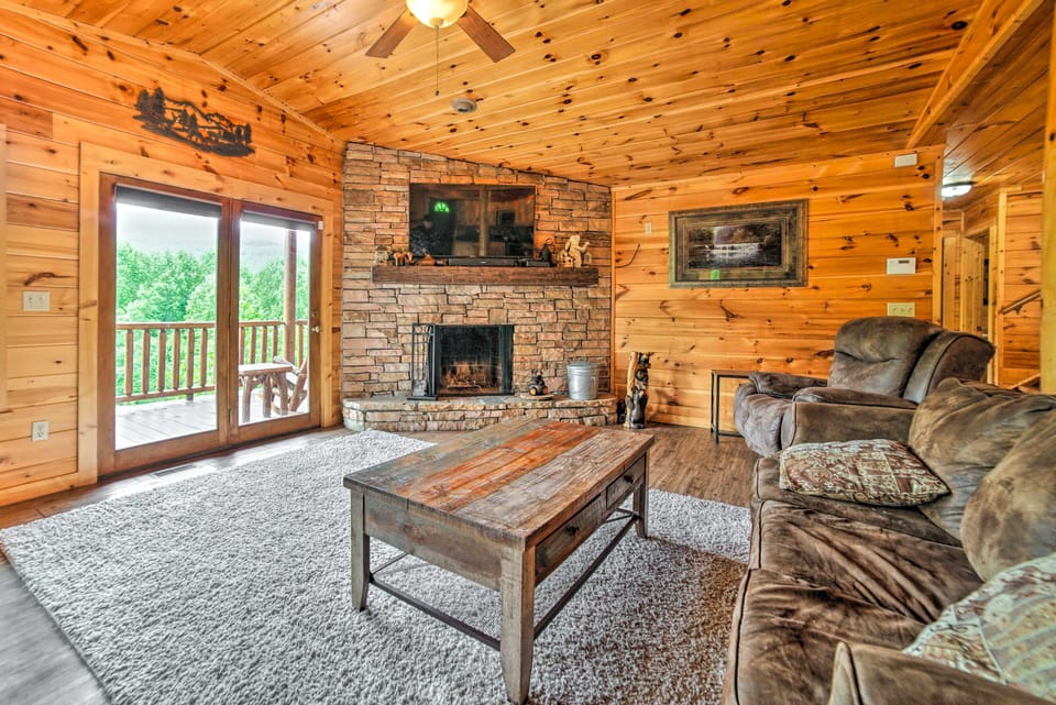 Games, Theater & Views: Gatlinburg Gem Near Trails House in Sevier County