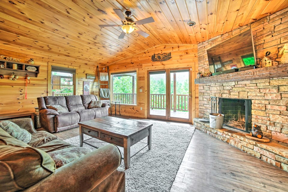 Games, Theater & Views: Gatlinburg Gem Near Trails House in Sevier County