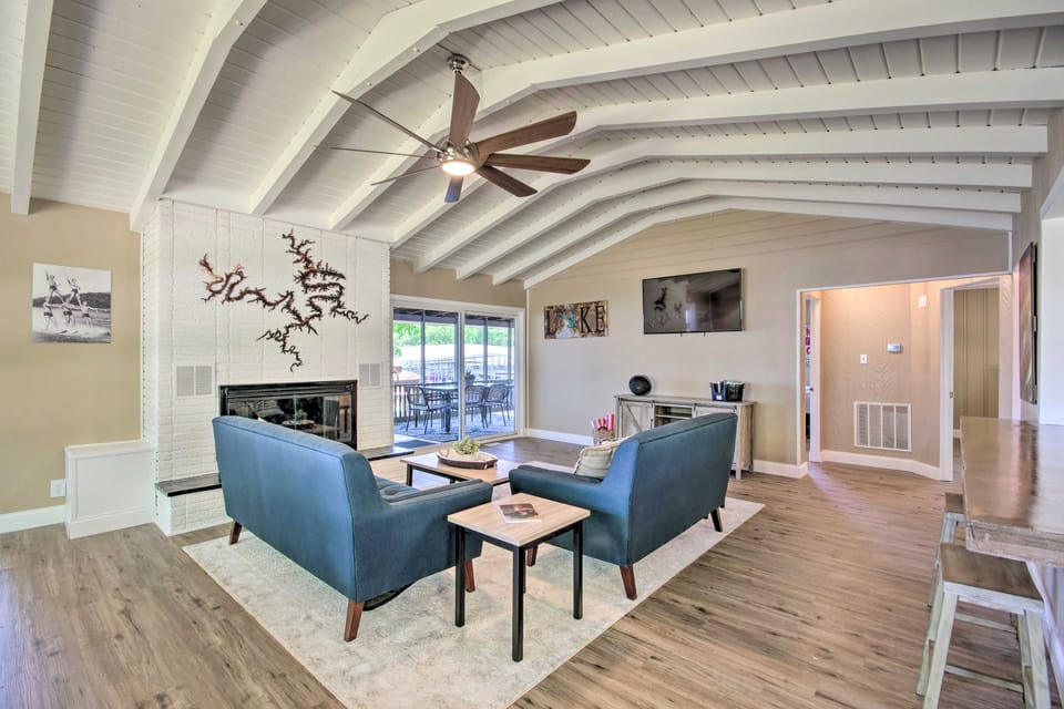 Dock! Waterfront Family Home on Lake of the Ozarks House in Lake of the Ozarks