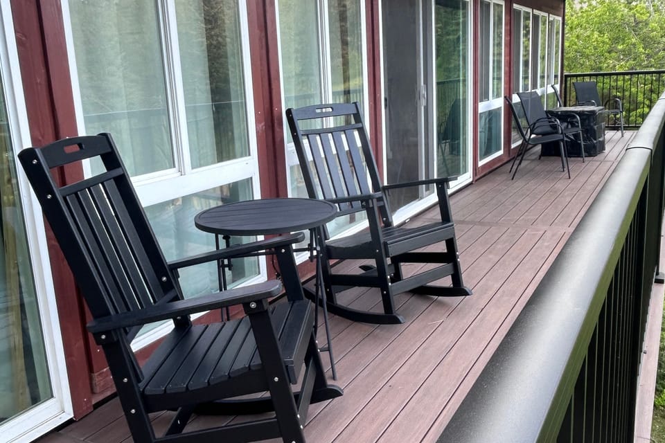 Spacious Sun-Up Bay Cabin, 20 Min to Downtown CDA! House in Kootenai County