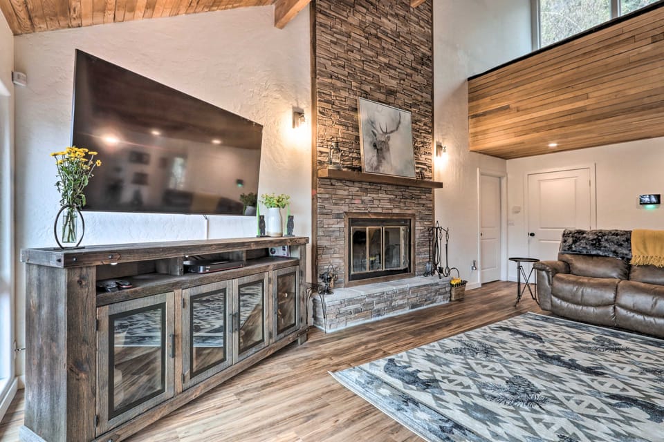 Spacious Sun-Up Bay Cabin, 20 Min to Downtown CDA! House in Kootenai County